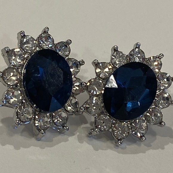 Gorgeous Sparkling Blue Necklace Earrings Set - Picture 2 of 5